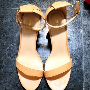BNew beige High Heels size 9